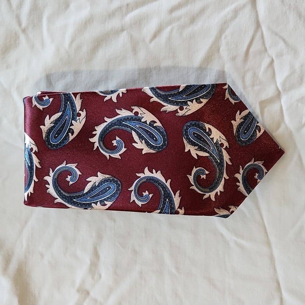 Vintage Magnum tie, maroon with paisley print